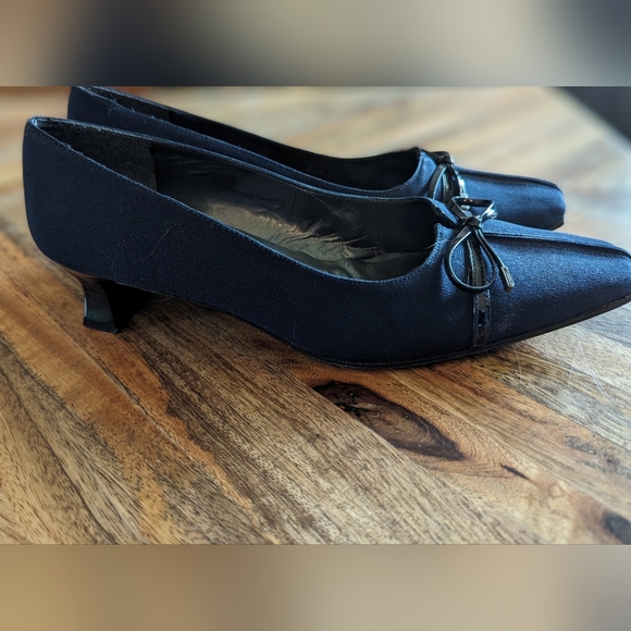 Stuart Weitzman vintage kitten heel shoes pumps 
Little Bow Navy Blue Size 6.5 - Picture 1 of 4